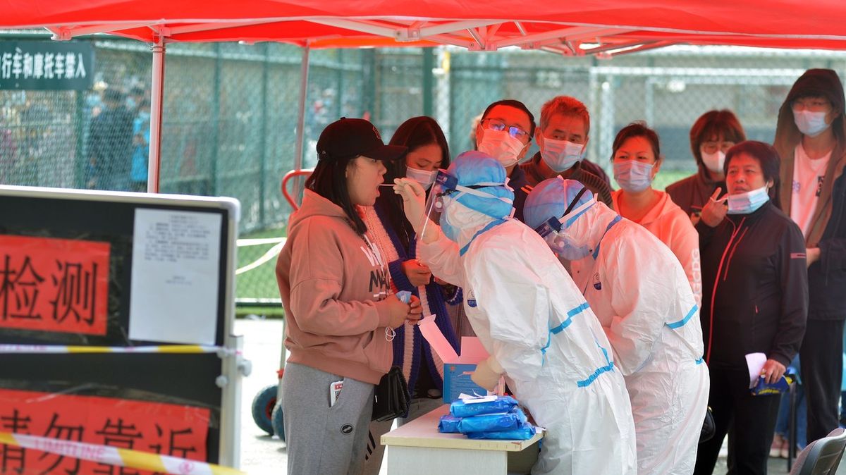 Kvůli 12 případům koronaviru chce Čína otestovat 9milionové město za pět dní